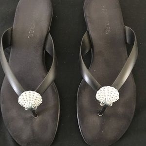 Aerosoles black flip flops size 9
